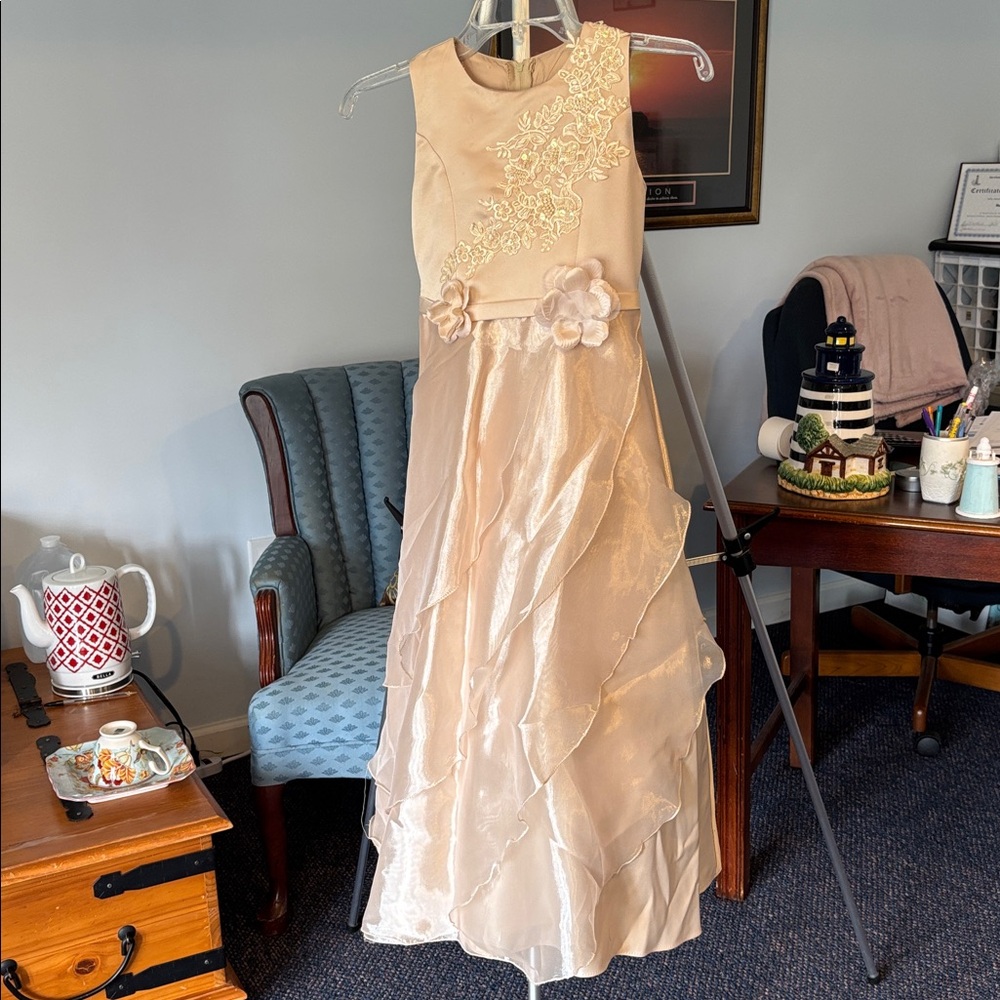 Angel Club Elegant Cream Sleeveless Dress with Floral Details